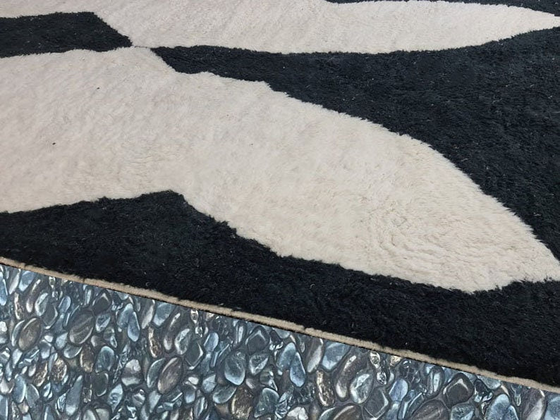 black and white rug with stone border