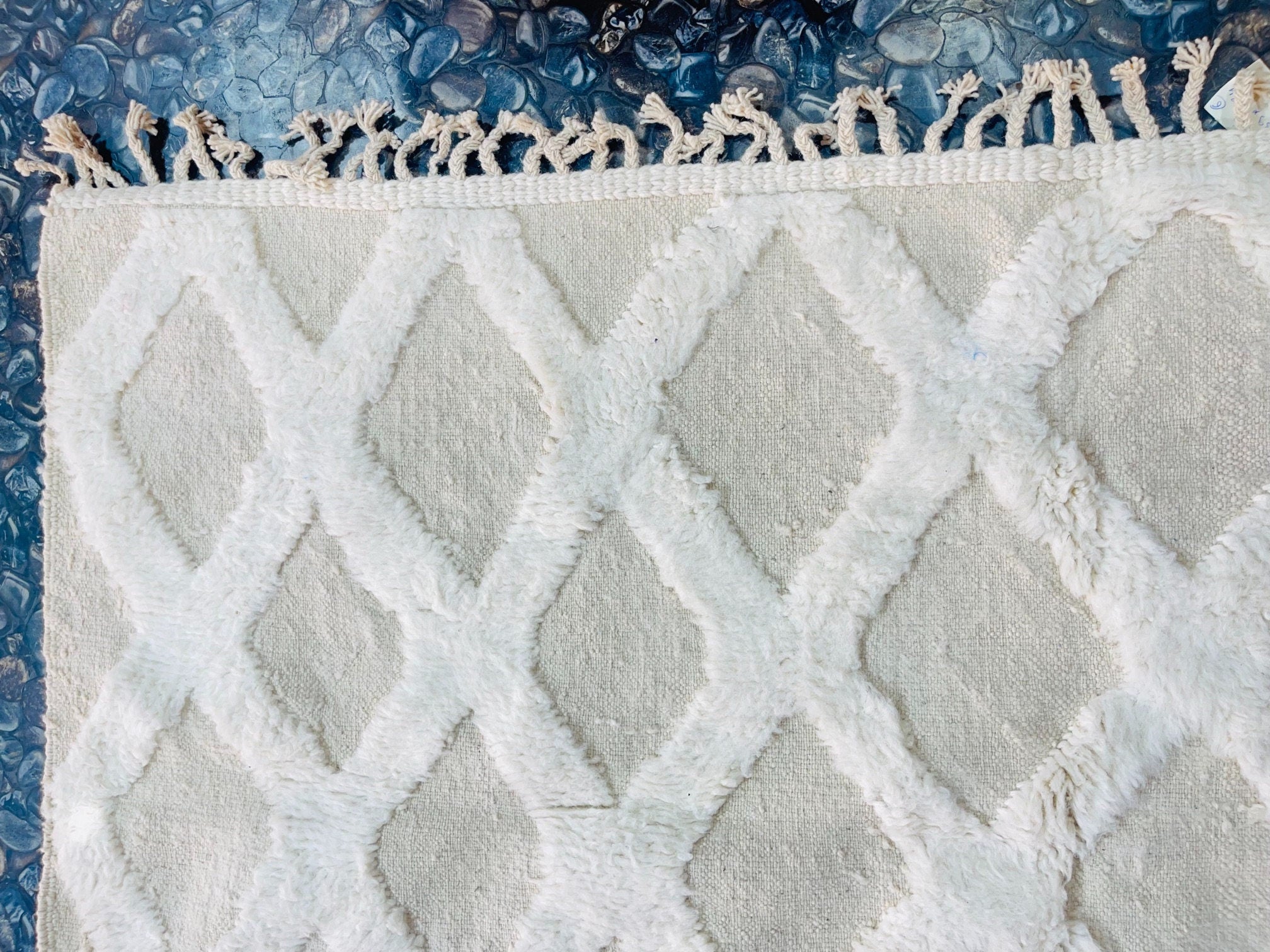 texture white rug with diamond patterns closeup