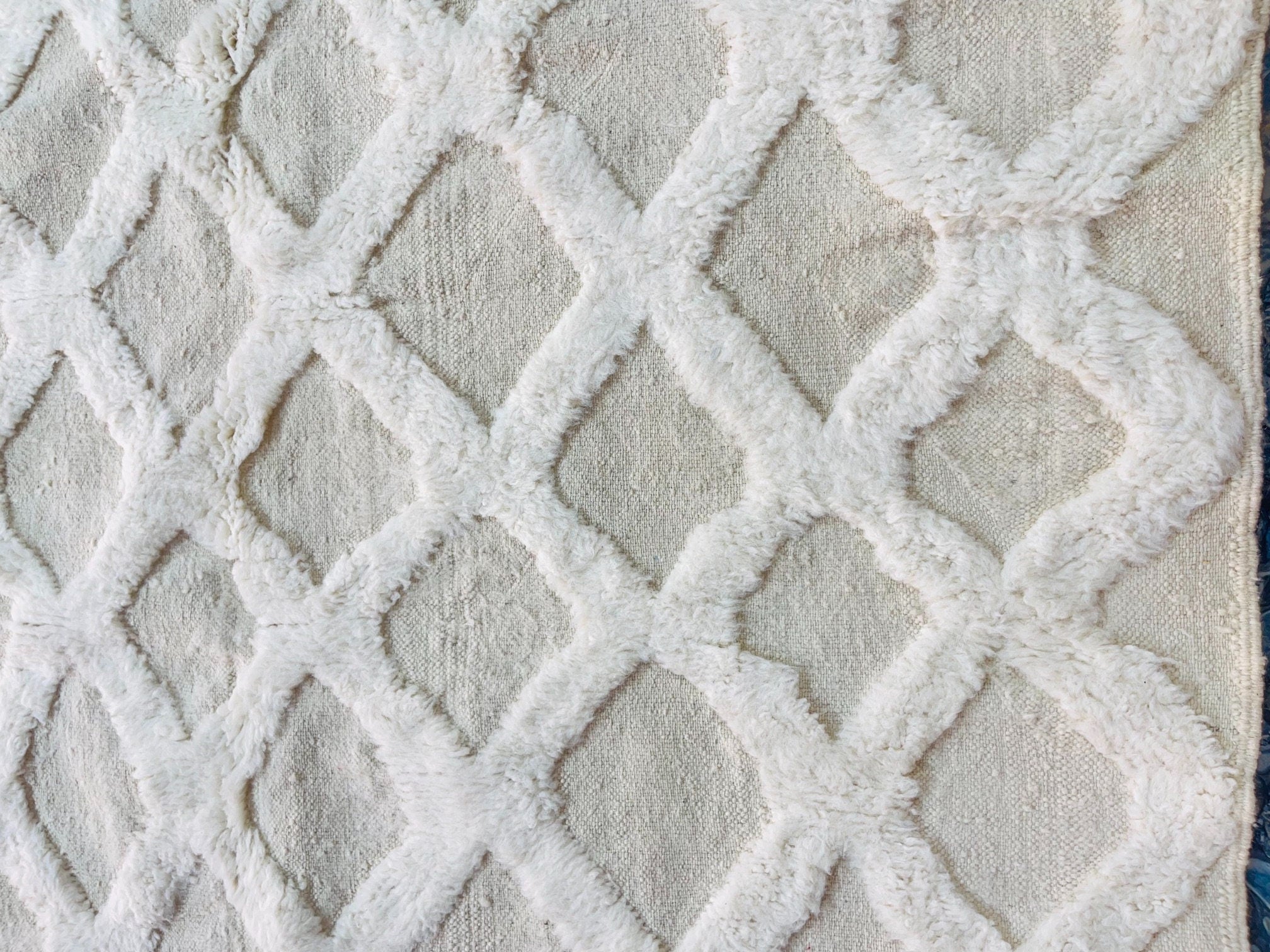 white textured rug with diamond pattern design