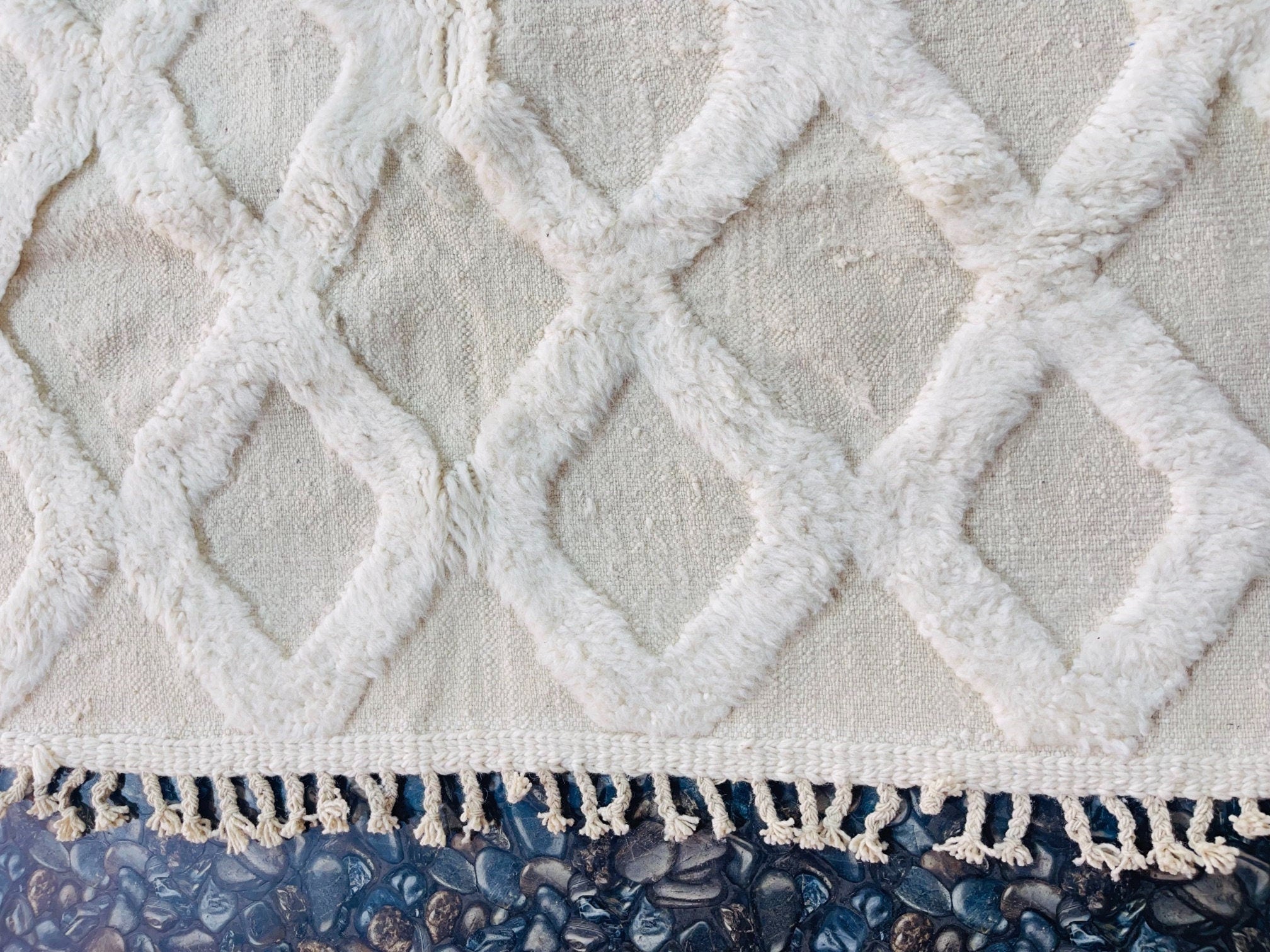 cream textured rug with decorative diamond pattern