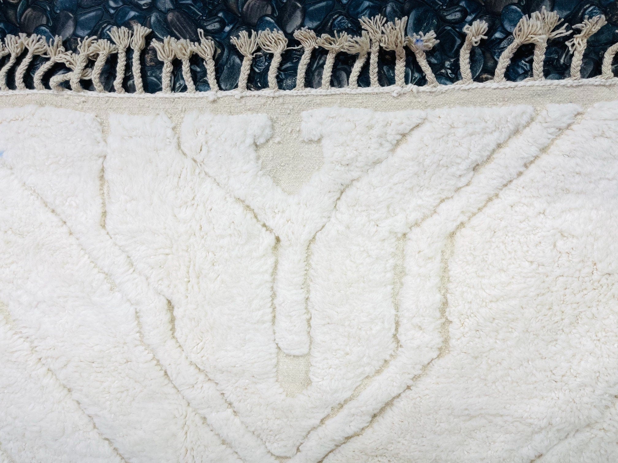 white textured rug with fringes and patterns